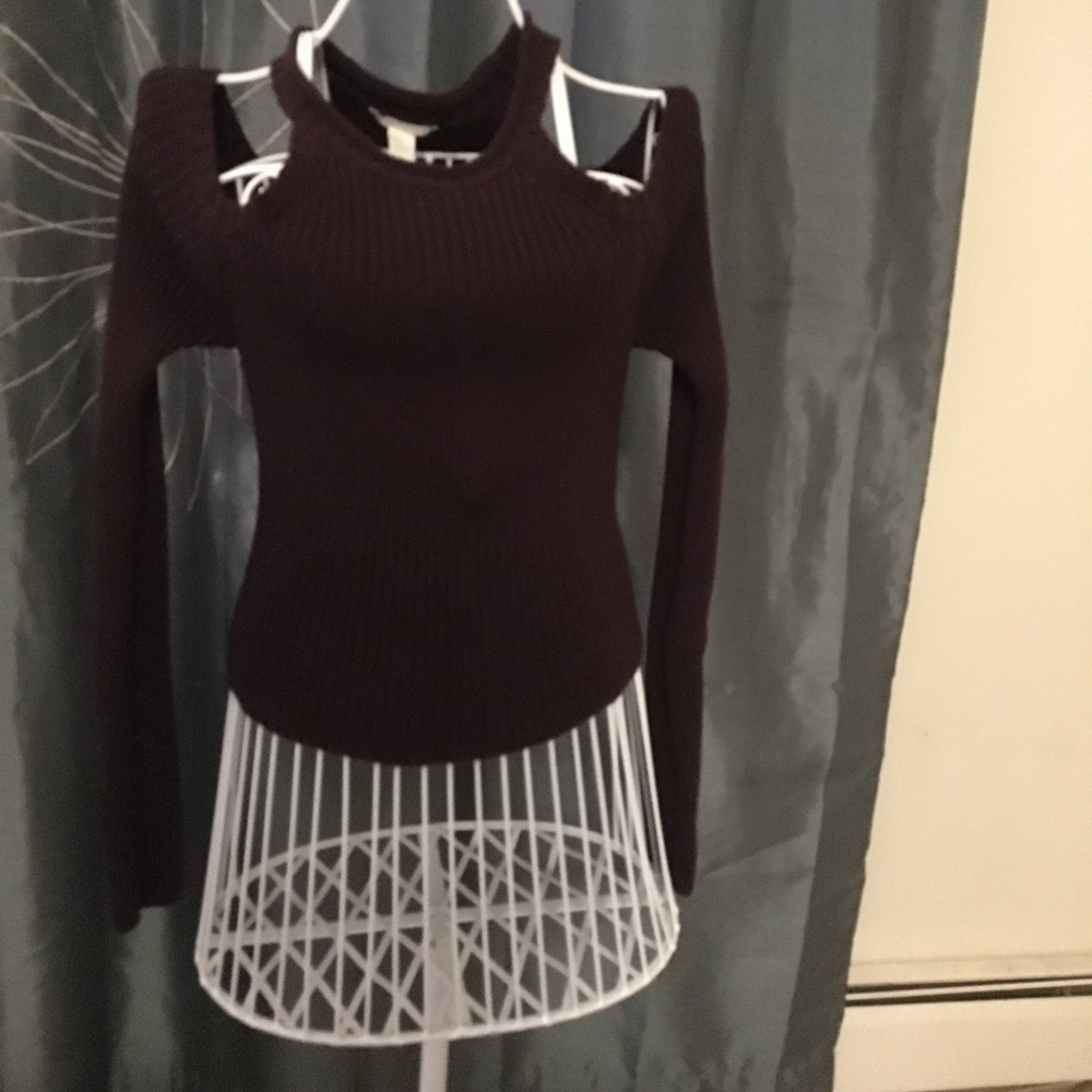 Ribbed sweater with cut out shoulders. Fits form
